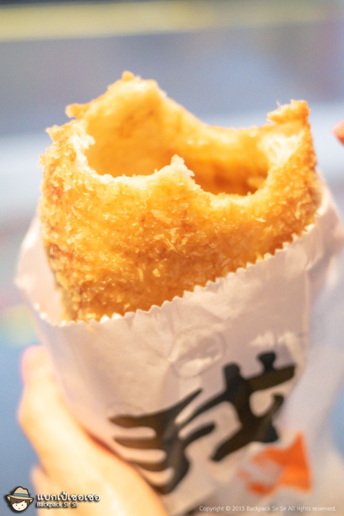 หอมไส้แกงกะหรี่ญี่ปุ่นเวลากัดที่เนื้อขนมปังแกงกะหรี่