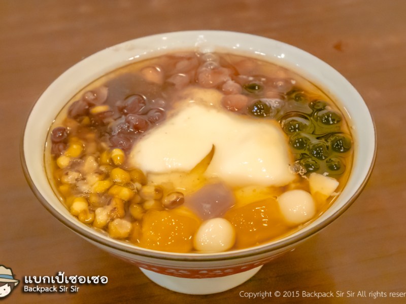 เต้าฮวยทรงเครื่อง 綜合豆花 Dou Hua Tofu pudding ร้าน 草地人傳統豆花 ในเกาสง เที่ยวไต้หวันด้วยตนเอง