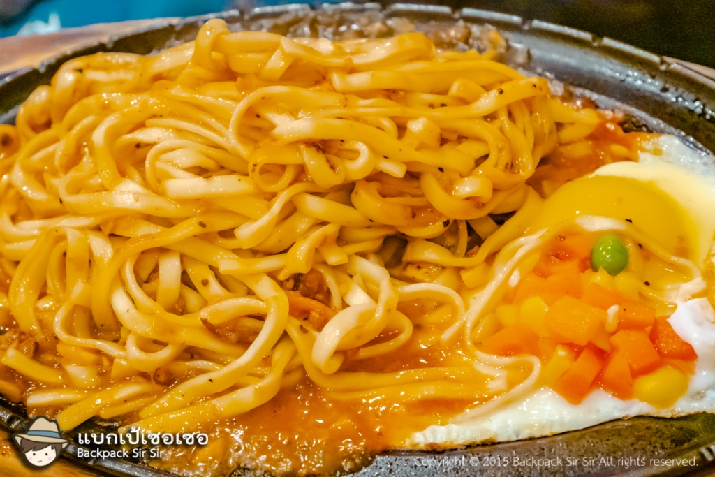 เมนูกระทะร้อน Iron plate noodles ร้าน 二口美食鐵板麵 ใน Yizhong Street Night Market ไถจง ไต้หวัน Taichung, Taiwan