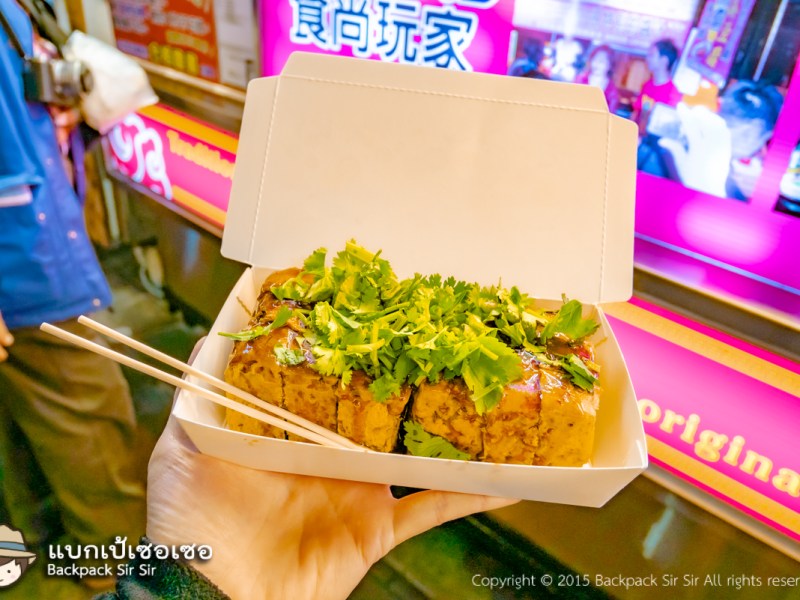 Crispy Stinky Tofu 金牌巨無霸香酥臭豆腐 at Feng Chia Night Market in Taichung,&nbsp;Taiwan