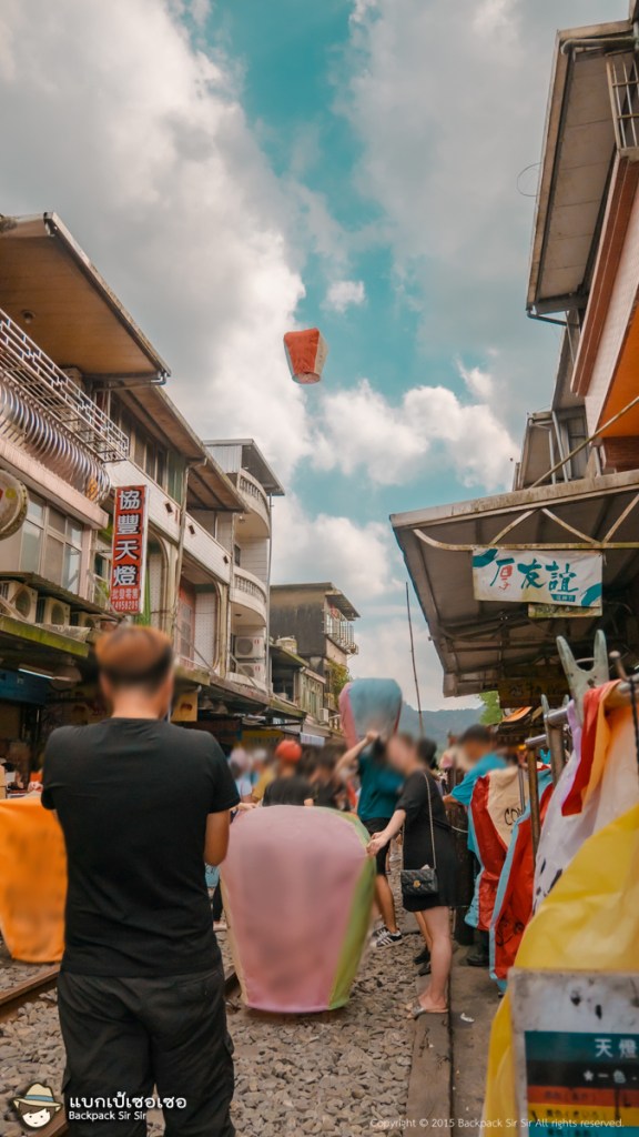 นักท่องเที่ยวที่นิยมมาเที่ยวถนนสายโบราณสือเฟิ่น